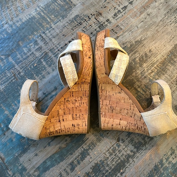Toms Women Size 6 Wedge Sandal Light beige cream pattern at toes 3.5” heel - Picture 7 of 10